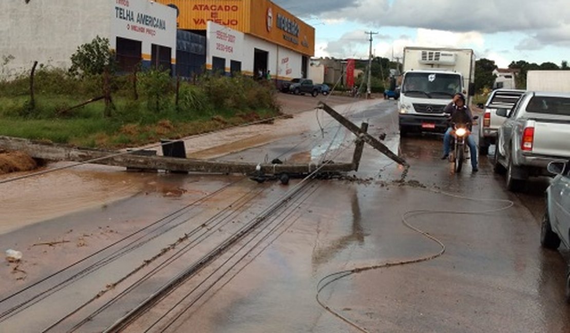 VÍDEO. Quatro postes tombam e veículo é destruído após chuvas em Arapiraca