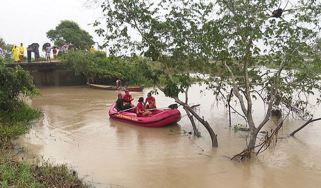 Entregador que caiu de ponte sobre o Rio Mundaú segue desaparecido