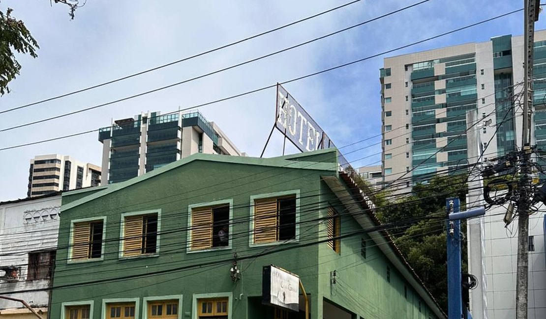 Trio foge após matar duas mulheres pernambucanas, dentro de hotel em Maceió