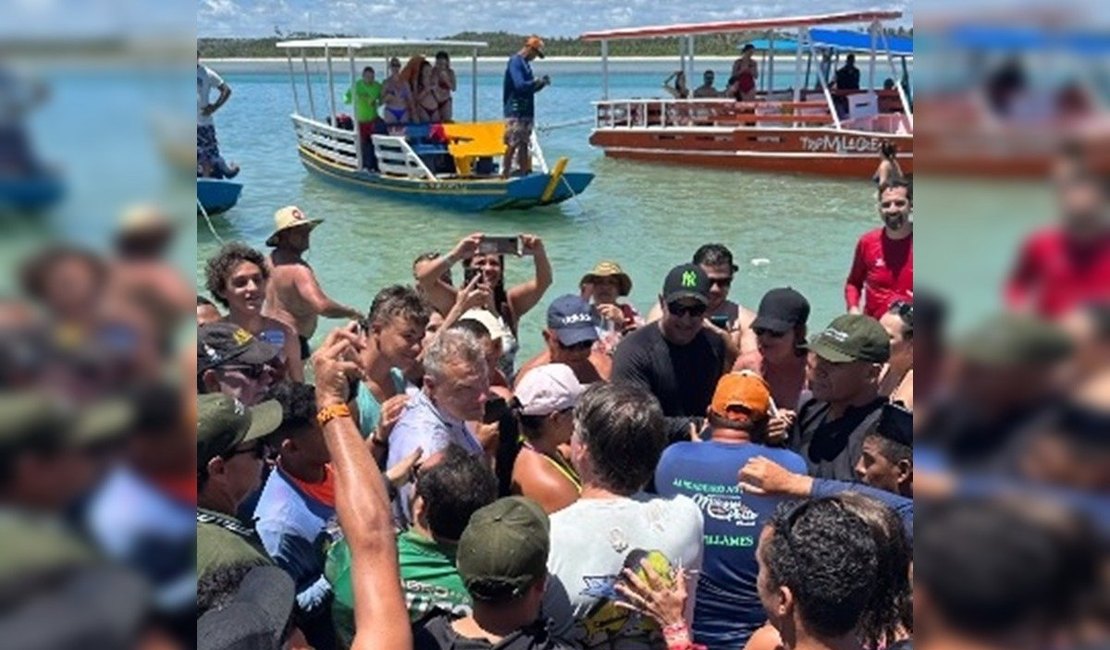 Bolsonaro visita pousada de ex-ministro do turismo em São Miguel dos Milagres