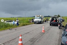 Mulher fica ferida ao ser arremessada de carro em acidente no interior alagoano