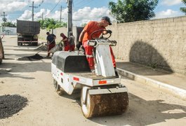 Prefeitura de Penedo realiza operação tapa-buracos em conjuntos de moradia popular e vias com maior trânsito de veículos