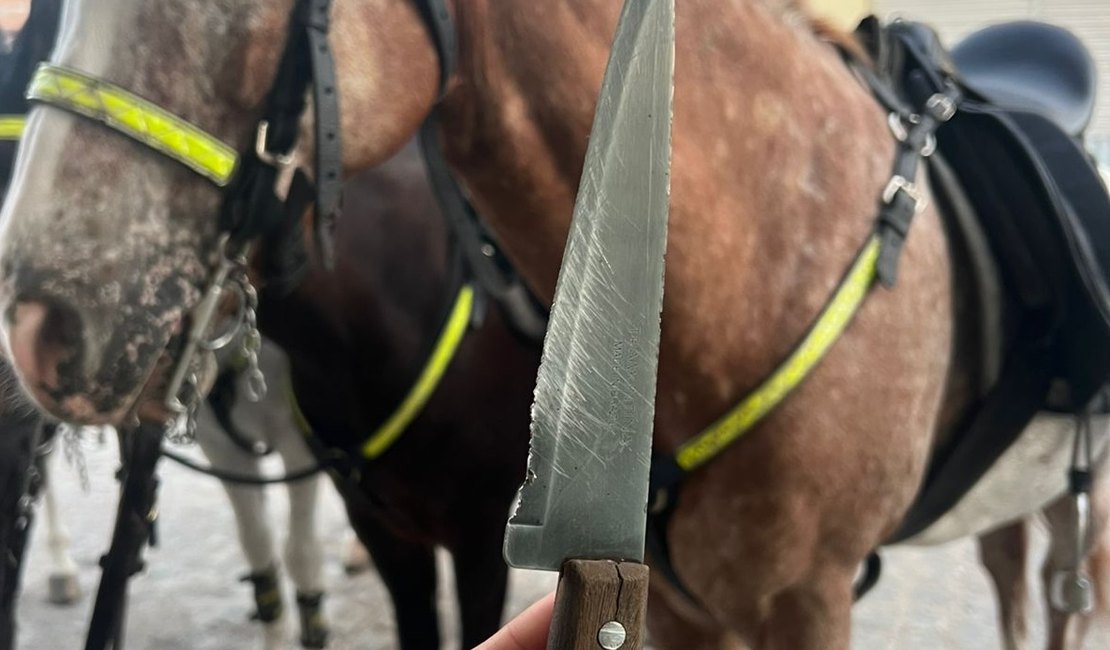 Homem é abordado pela Cavalaria no Centro de Arapiraca e tem faca apreendida