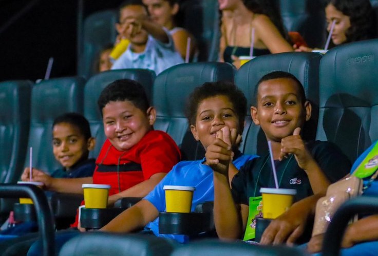 Prefeitura de Arapiraca leva 500 crianças e adolescentes para sessão de cinema