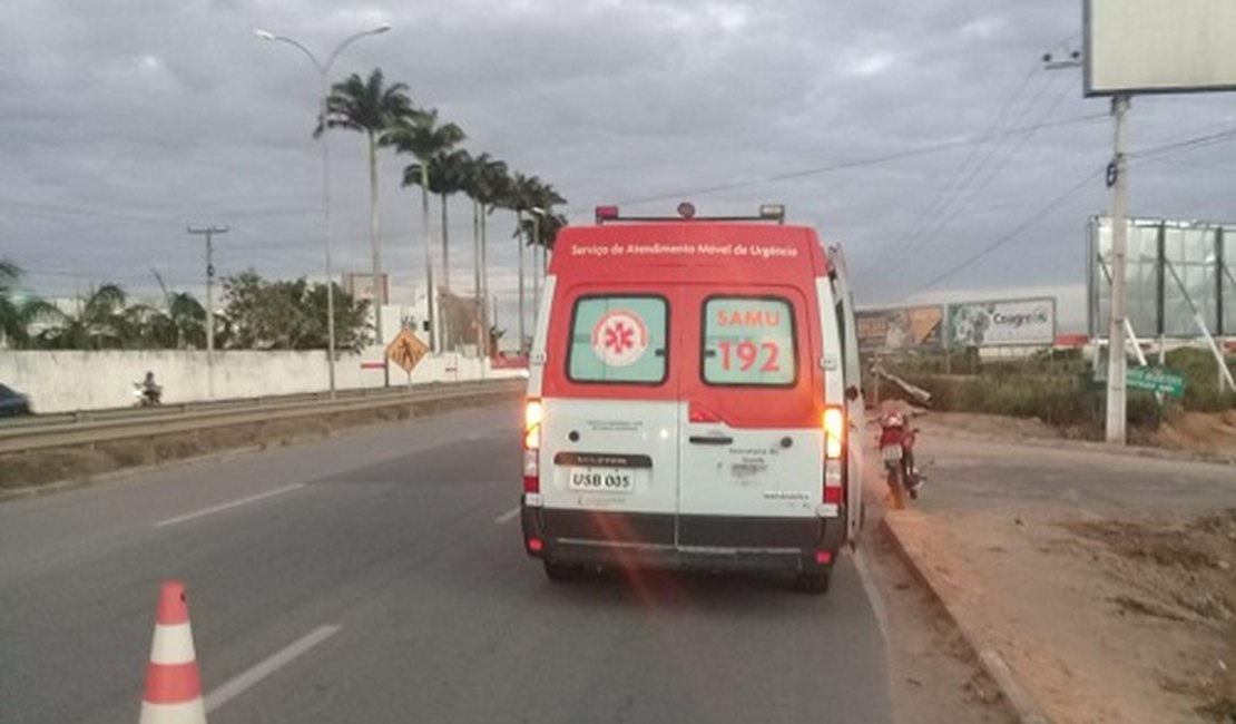 Mudança de faixa resulta em colisão entre carro e moto na AL-220, em Arapiraca