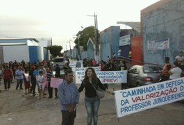 Professores realizam protesto e cobram reajuste salarial, em Junqueiro