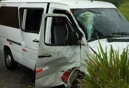 Transporte com estudantes sai da pista e motorista fica ferida, em Boca da Mata