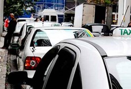 Suspeito de roubar taxista fica ferido em troca tiros com a polícia