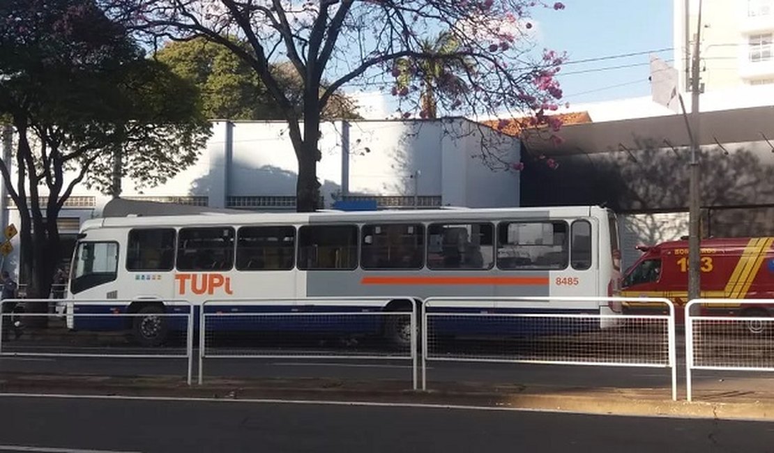 Ataque a facadas dentro de ônibus deixa três pessoas mortas em avenida de Piracicaba