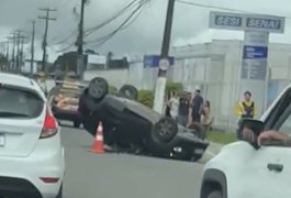 Motorista fica ferida após capotamento de carro no Benedito Bentes, em Maceió