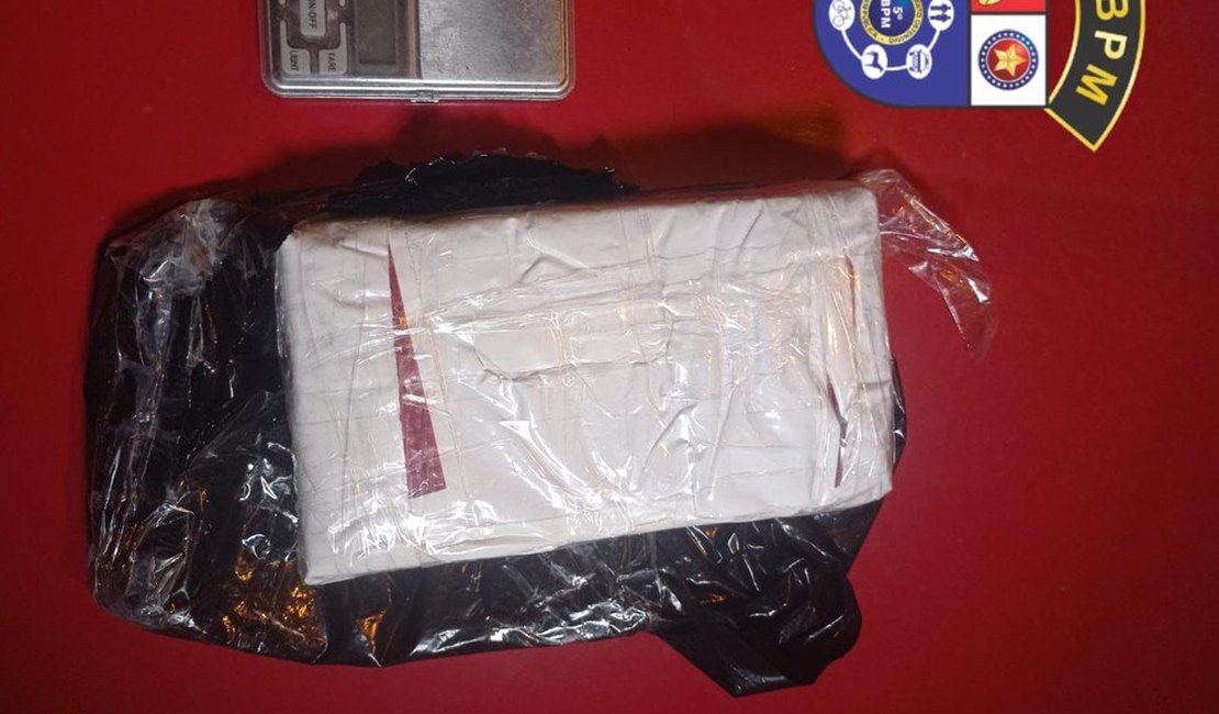 Homem é preso após polícia encontrar 1kg de cocaína em residência