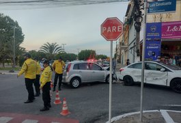 Motorista avança sinalização e colide em outro carro, no Centro de Arapiraca