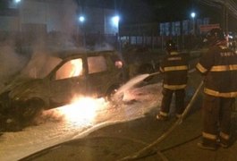 Veículo pega fogo na avenida Durval de Góes Monteiro
