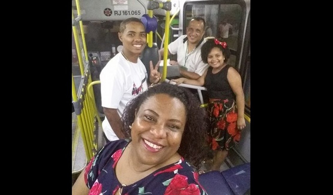 Família passa ano-novo em ônibus para acompanhar pai cobrador