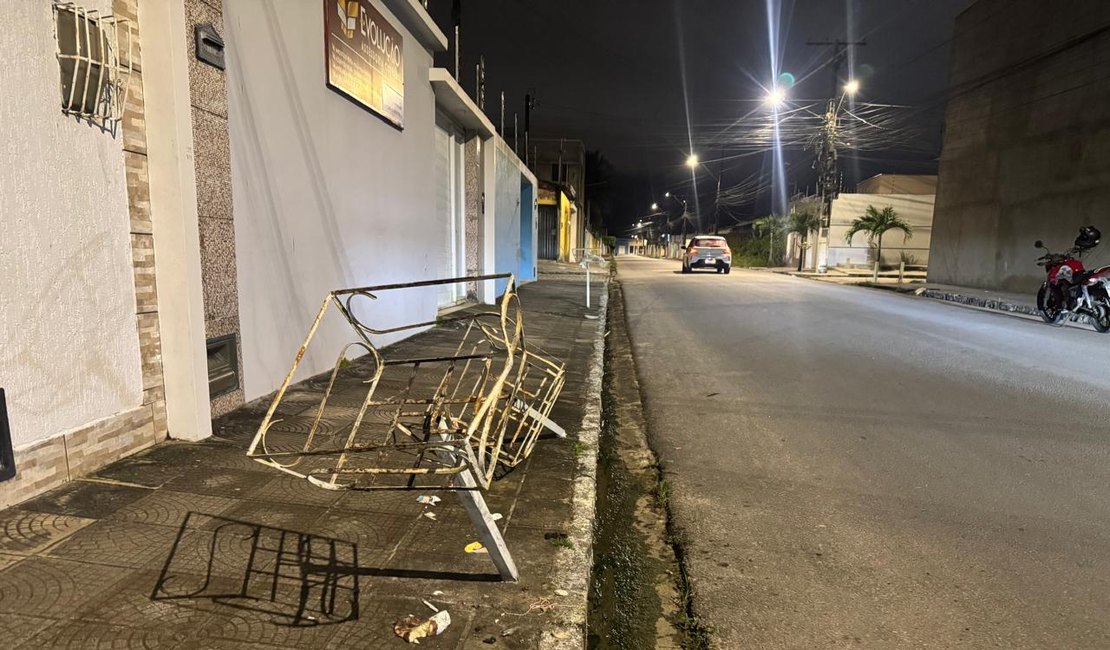Motociclista perde controle, bate em lixeiras de metal e fica ferido, em Arapiraca
