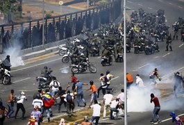 Venezuela tem confrontos e carros da polícia avançam sobre manifestantes em Caracas