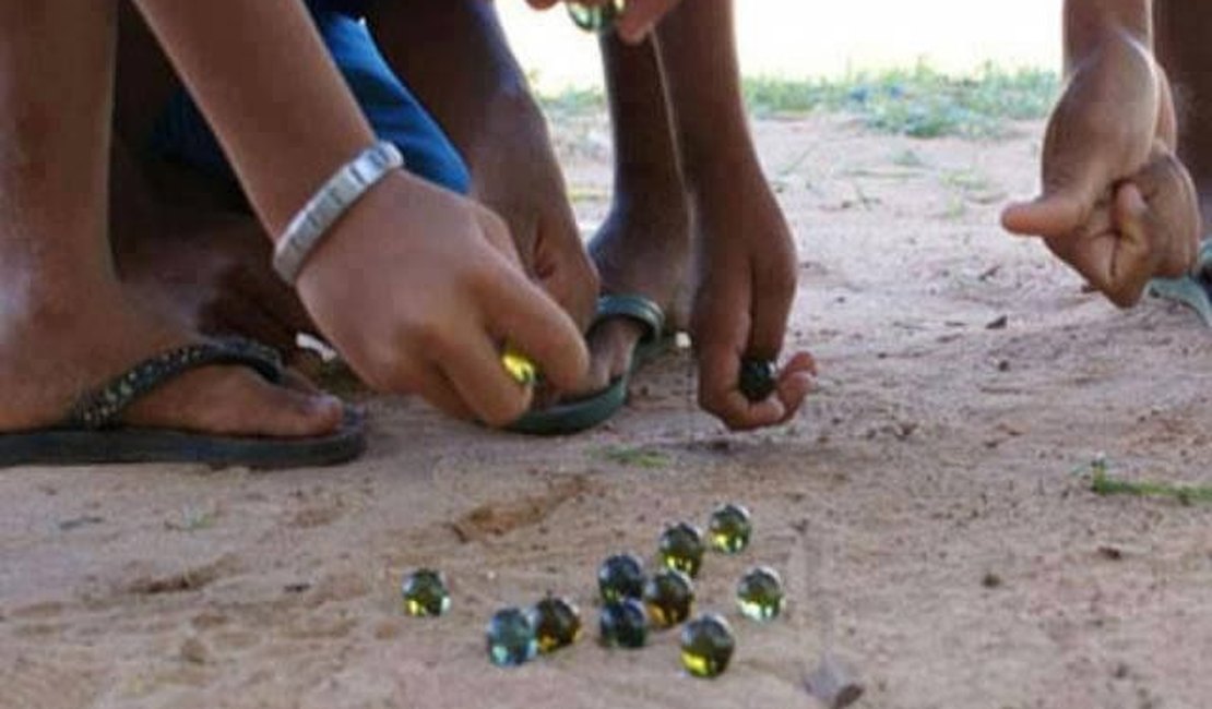 Jovens que estavam traficando tentam 'escapar' da polícia jogando bolinha de gude com crianças em Arapiraca