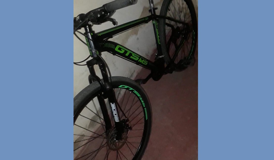 Câmera de segurança flagra furto de bicicleta no bairro Brasília, em Arapiraca