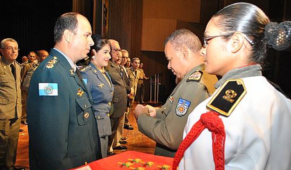 Dia do Soldado é marcado por homenagens; cúpula evita falar em dificuldades