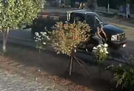 VÍDEO: Em alta velocidade, motorista de caminhão é flagrado atropelando ciclista em Arapiraca