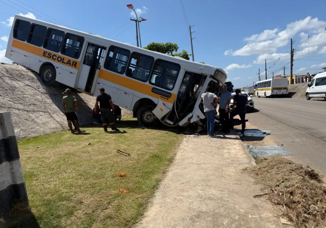 Ônibus escolar cai de ribanceira e atinge pista da AL-215 em Marechal Deodoro