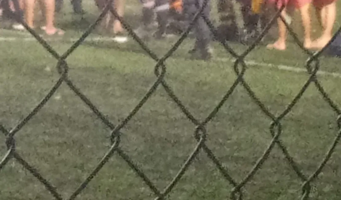 Homem passa mal jogando bola na Arena da Pajuçara, em Maceió