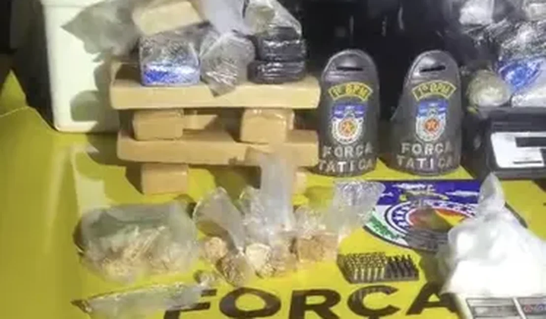 Operação da PM apreende mais de 21 kg de drogas em casa abandonada, em Maceió