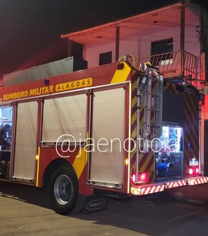 Bombeiros são acionados após moradores sentirem cheiro de queimado vindo de primeiro andar, em Arapiraca