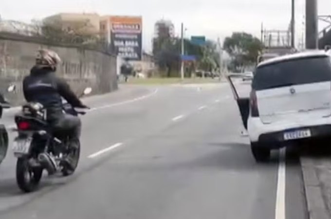 Caminhão ‘arrasta’ carro em briga de trânsito na Zona Norte do Rio