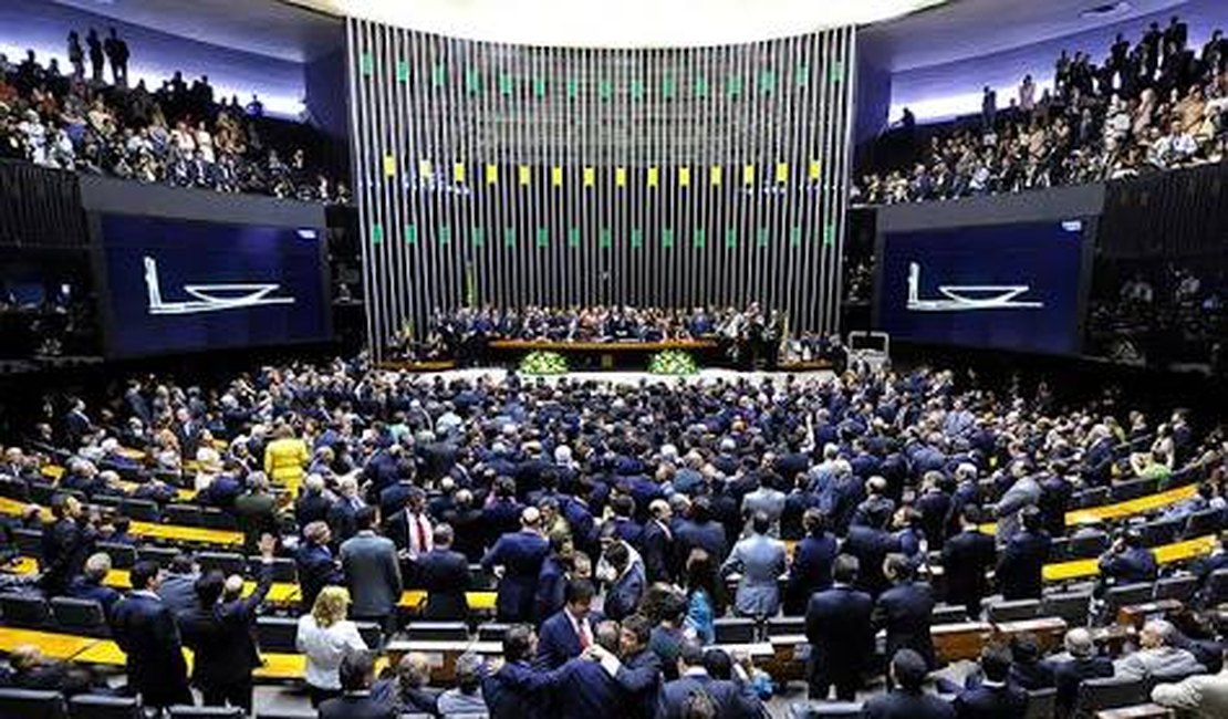 Deputados podem votar hoje novo sistema eleitoral e financiamento de campanha