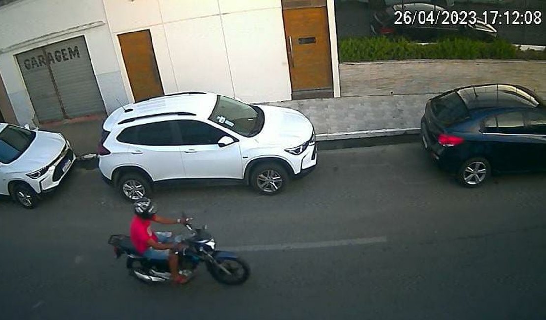 VÍDEO: Com dono no trabalho, ladrão furta peça de motocicleta no Centro de Arapiraca