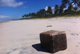 Caixas de borracha que surgiram em praias nordestinas voltam a aparecer em Alagoas