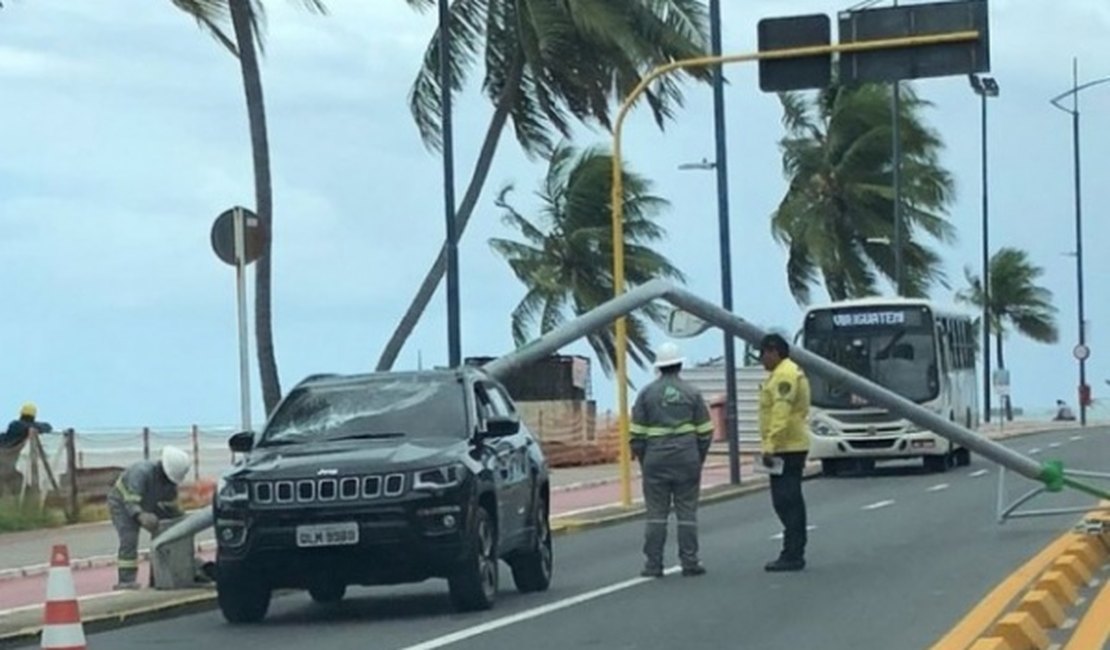 Ventania derruba poste em cima de carro parado na orla de Maceió