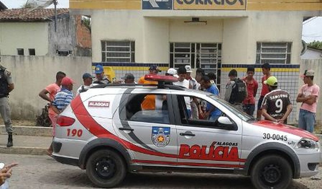 Bandidos armados rendem funcionários e clientes de agência dos Correios em Campo Grande