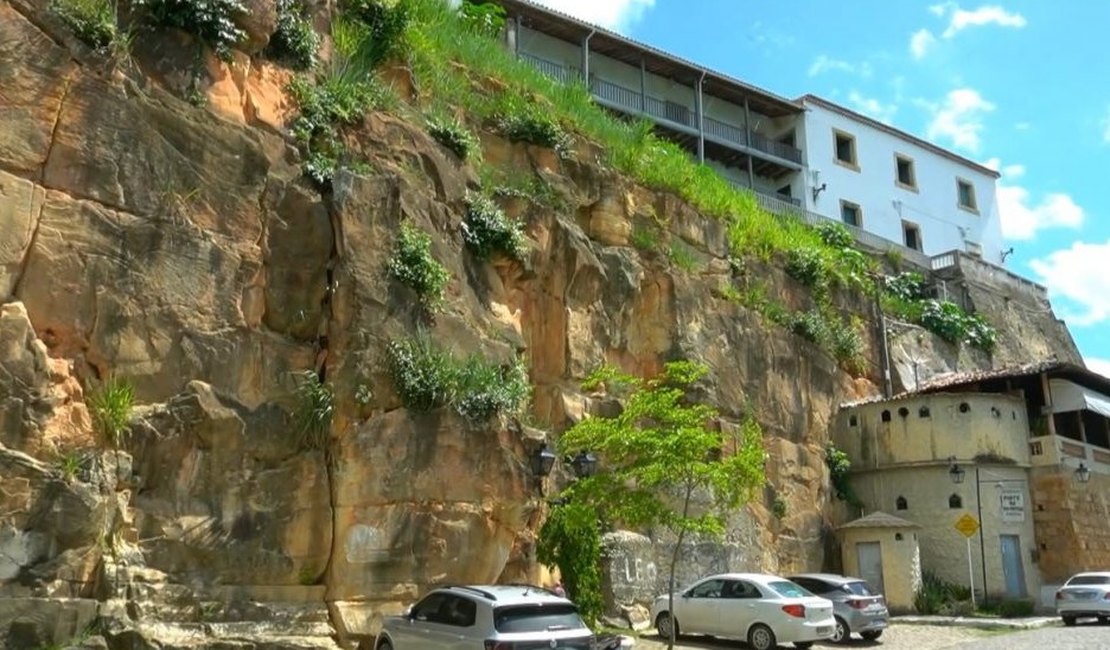 Homem de 59 tem ferimento na cabeça após cair da Rocheira, em Penedo