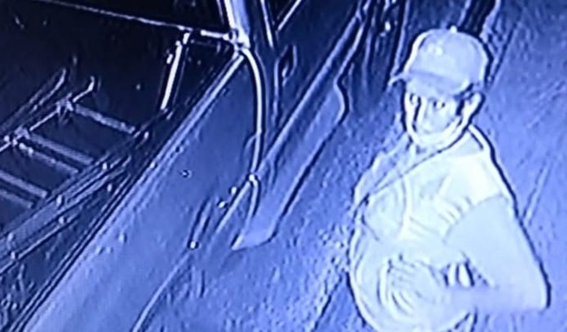 Câmeras flagram mulher furtando escada de veículo estacionado no centro de Arapiraca