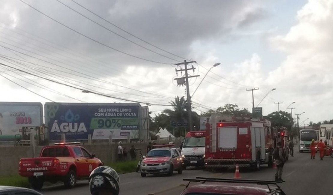 Carro colide em poste e deixa três feridos em Maceió