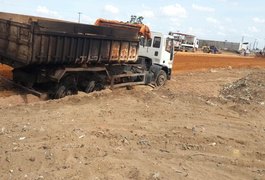 VÍDEO. Caçamba pega fogo após encostar em fios de alta tensão em Arapiraca