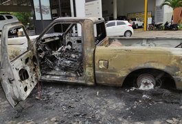 Carro explode minutos após família sair do veículo, em Maceió