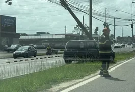Colisão de carro com poste interdita trecho da Avenida Menino Marcelo em Maceió