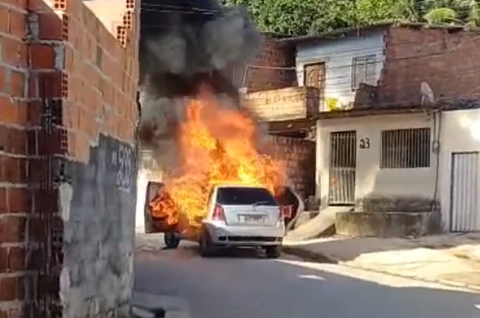 Carro é destruído por incêndio no Benedito Bentes, em Maceió