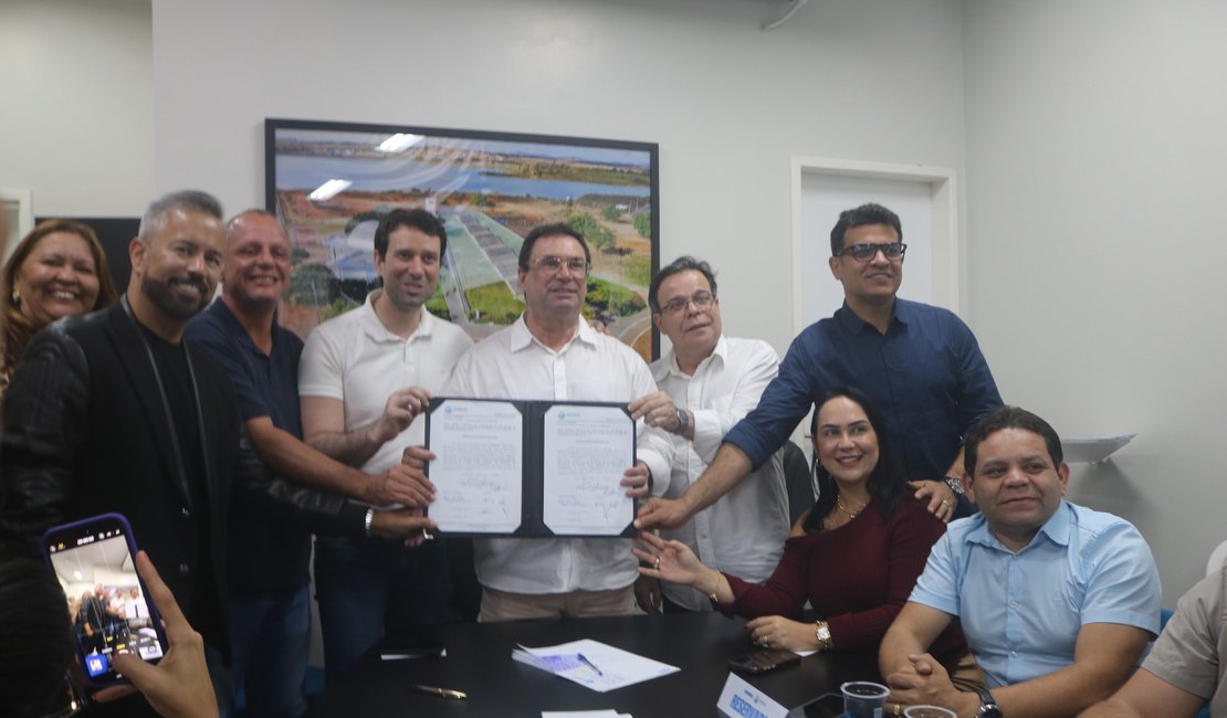 Luciano Barbosa e Daniel Barbosa entregam veículos e anunciam novas creches e escola em tempo integral no município