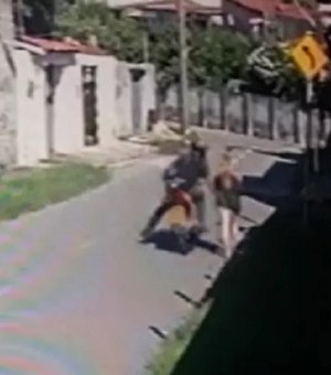 Vídeo flagra motociclista assediando mulher em rua de Fortaleza