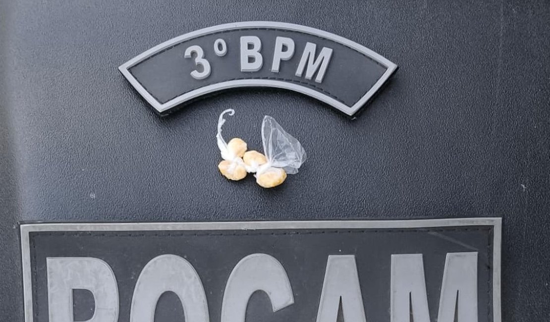 Jovem é flagrado com pedras de crack durante patrulhamento no bairro Manoel Teles, em Arapiraca