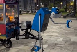 VÍDEO: Pipoqueiro cria robô ajudante com materiais recicláveis e triplica vendas no litoral de SP