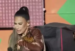 Simone Mendes ganha galinha de presente durante show no São João de Campina Grande e adota animal no palco