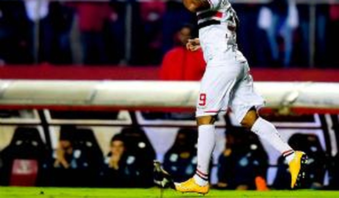 Livre de dores na coxa, Luis Fabiano marca gol contra o Goiás