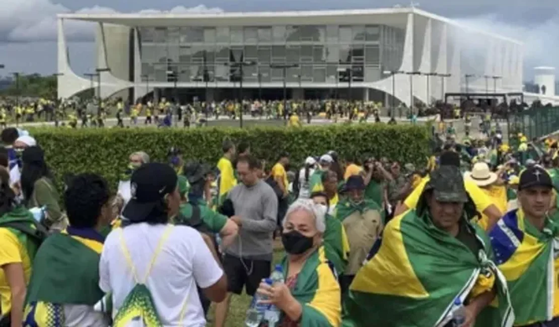 Suspeitos de participar do 8 de Janeiro violam tornozeleira e fogem do Brasil