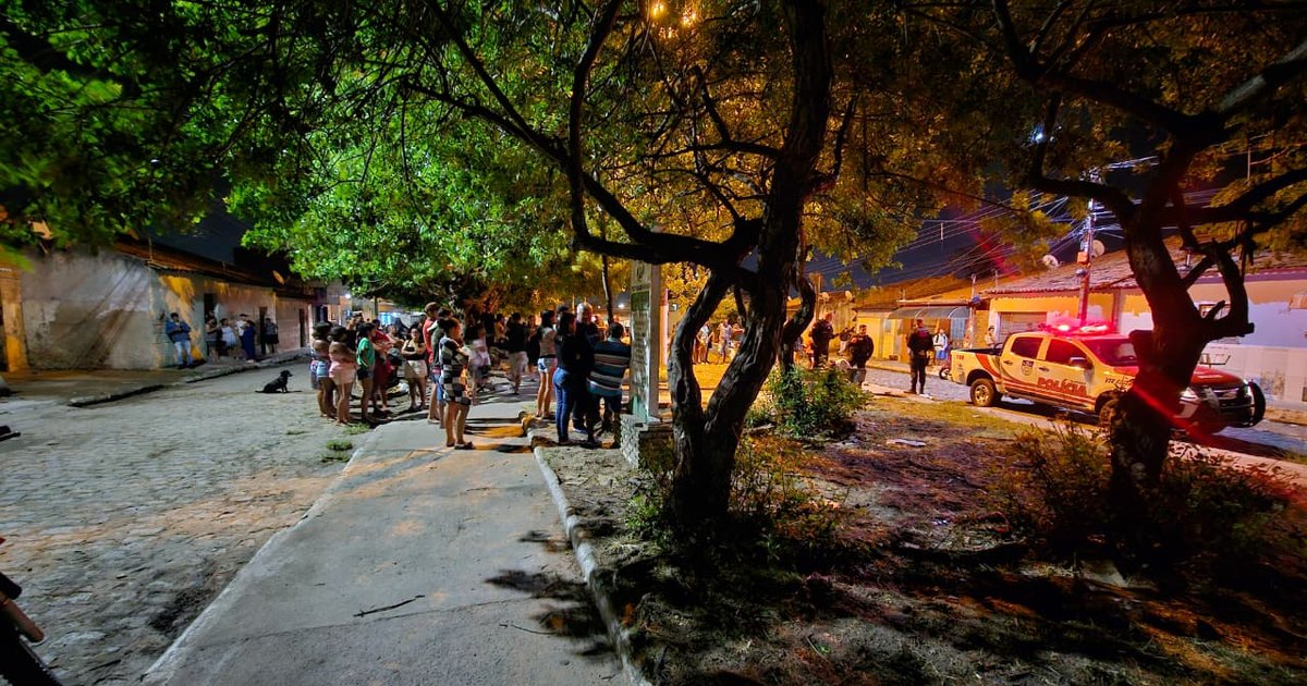 Homem sentado em banco de praça é baleado em Arapiraca