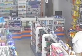 VÍDEO. Homem é flagrado furtando produto de prateleira em farmácia de Arapiraca